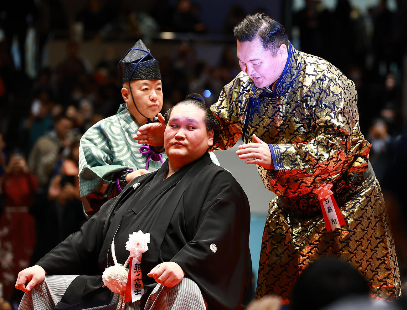 元横綱照ノ富士の伊勢ケ浜親方（左）の断髪式に駆けつけた元横綱の白鵬氏（撮影・野上伸悟）