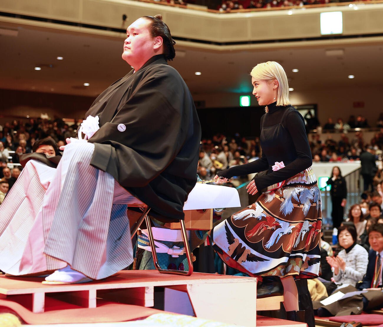 元横綱照ノ富士の伊勢ケ浜親方（左）の断髪式ではさみを入れた小島瑠璃子（撮影・野上伸悟）