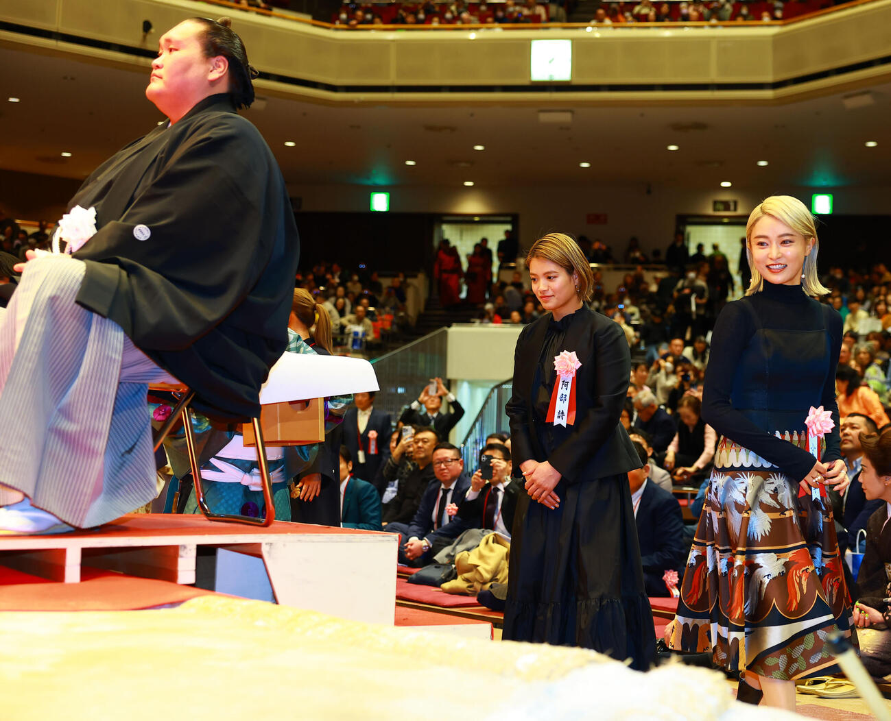 元横綱照ノ富士の伊勢ケ浜親方（左）の断髪式ではさみを入れた阿部詩（中央）と小島瑠璃子（撮影・野上伸悟）
