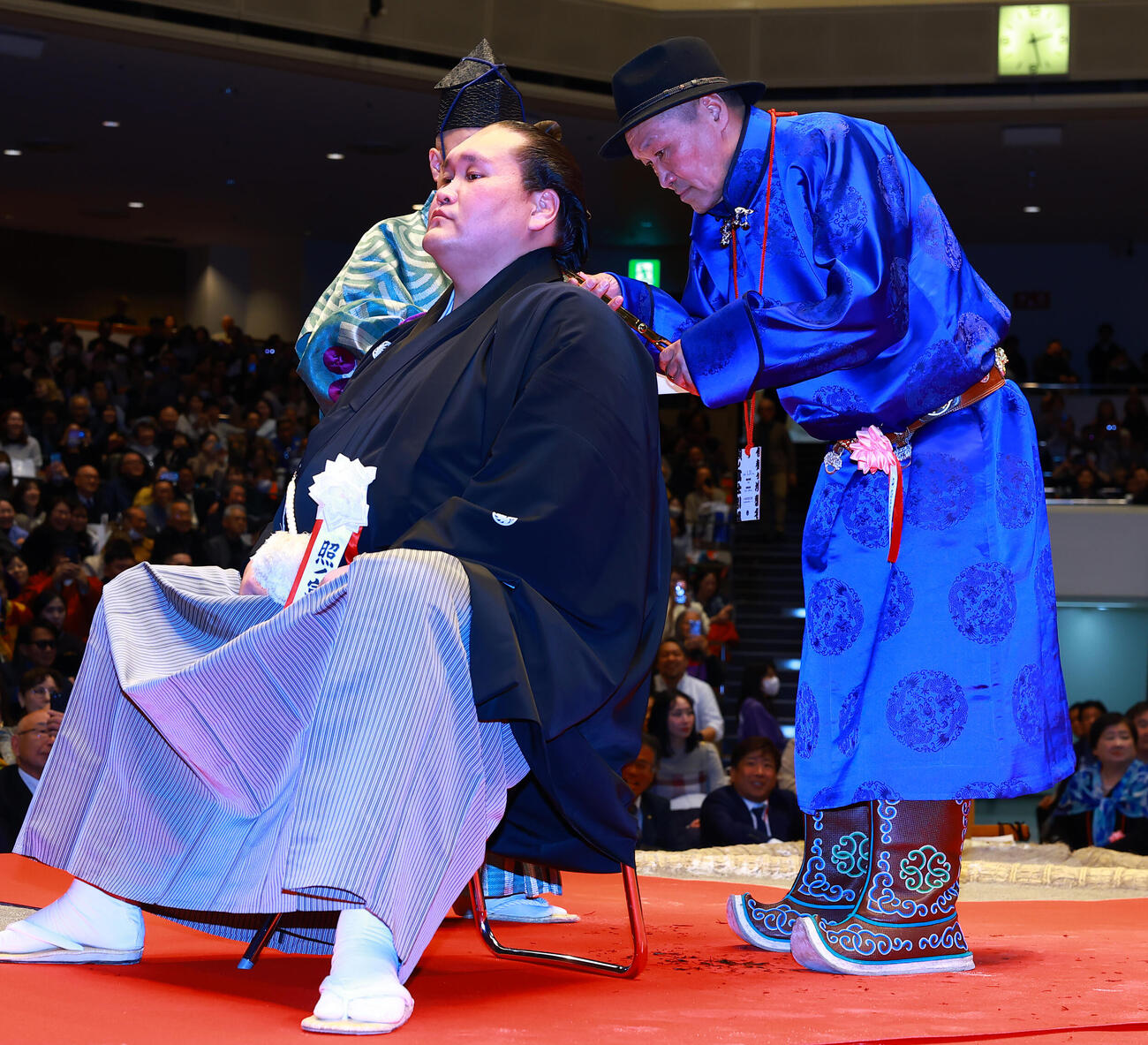 元横綱照ノ富士の伊勢ケ浜親方（左）の断髪式ではさみを入れる父ダラム・ガントルガさん（撮影・野上伸悟）