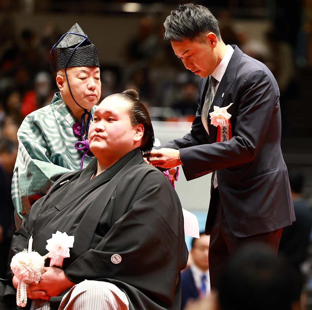 元横綱照ノ富士の伊勢ケ浜親方（左）の断髪式ではさみを入れる北島康介氏（撮影・野上伸悟）