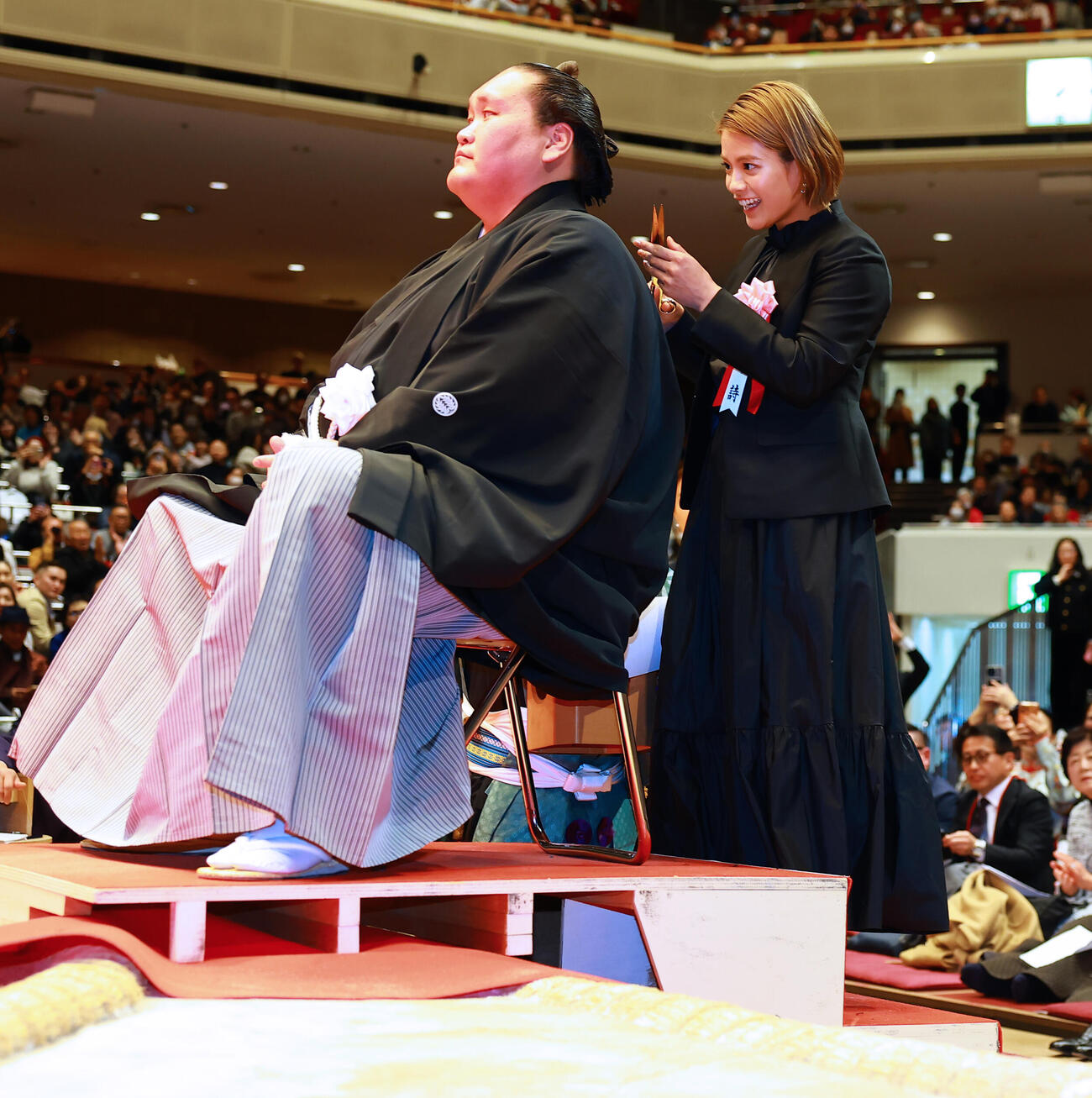 元横綱照ノ富士の伊勢ケ浜親方（左）の断髪式ではさみを入れた阿部詩（撮影・野上伸悟）