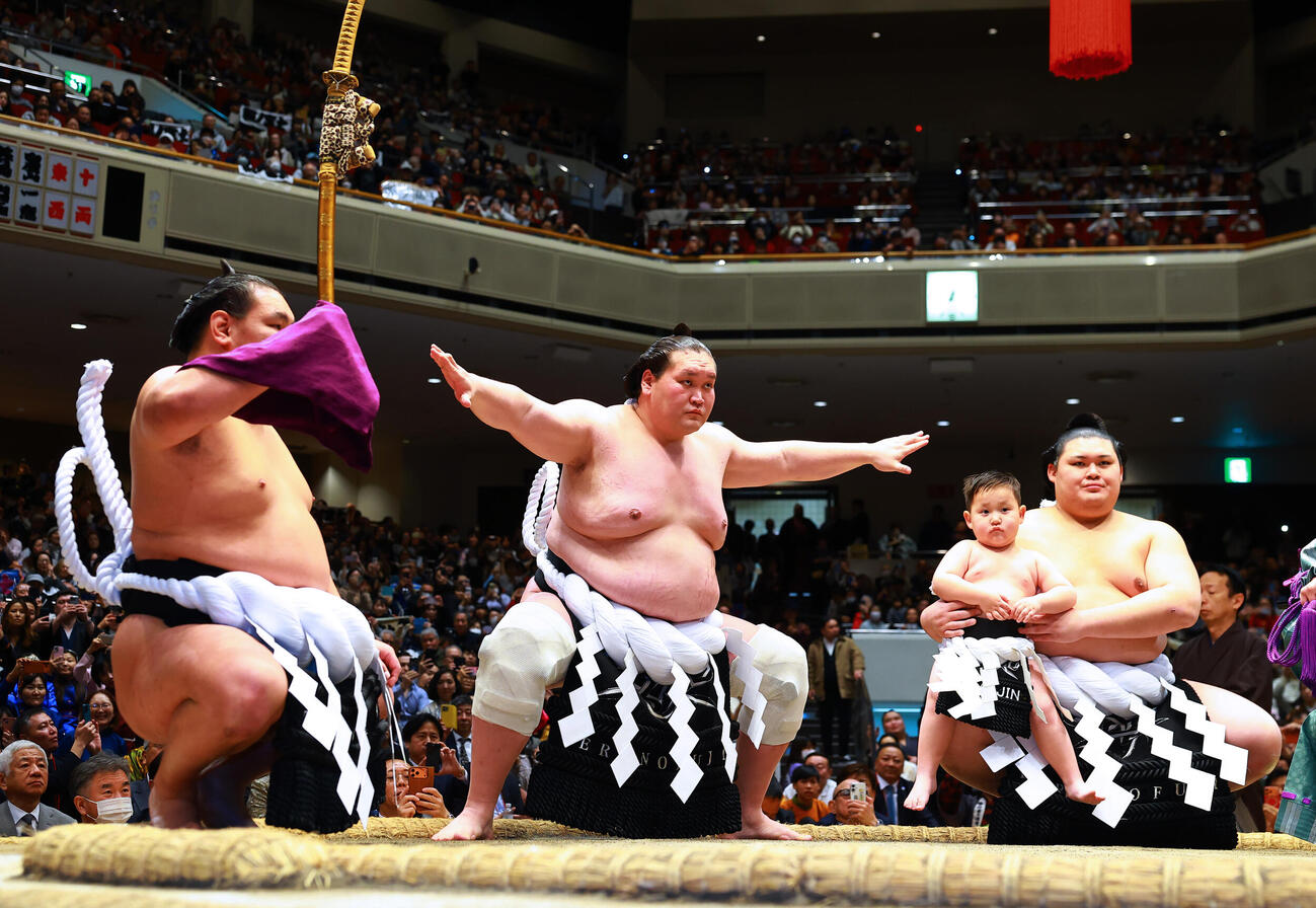 長男テムジン君とともに土俵入りを行う元照ノ富士の伊勢ケ浜親方（中央）。左は太刀持ちの豊昇龍、右は露払いの大の里（撮影・野上伸悟）