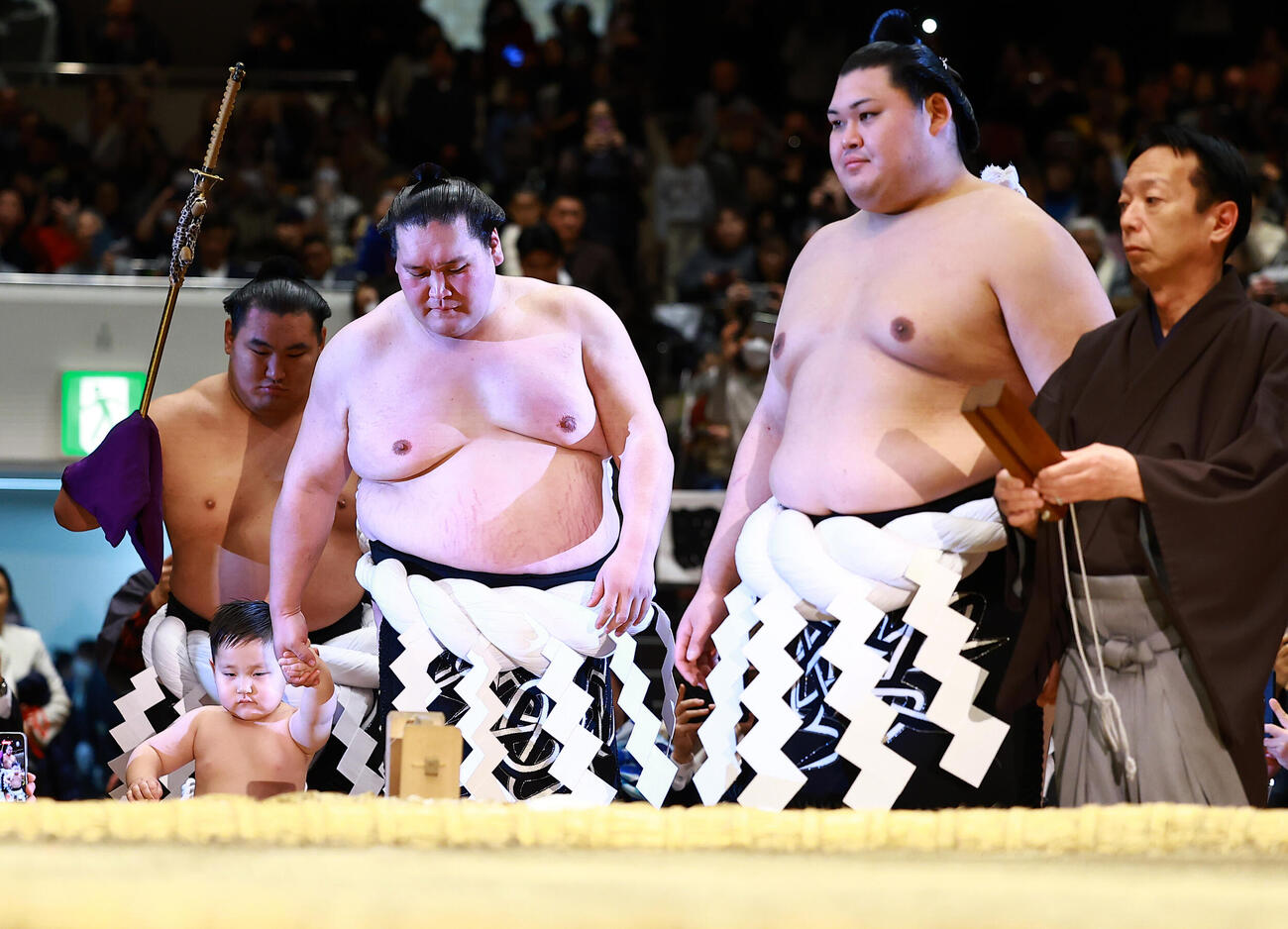 長男テムジン君とともに横綱土俵入りに臨む元照ノ富士の伊勢ケ浜親方（中央）。左は太刀持ちの豊昇龍、右は露払いの大の里（撮影・野上伸悟）