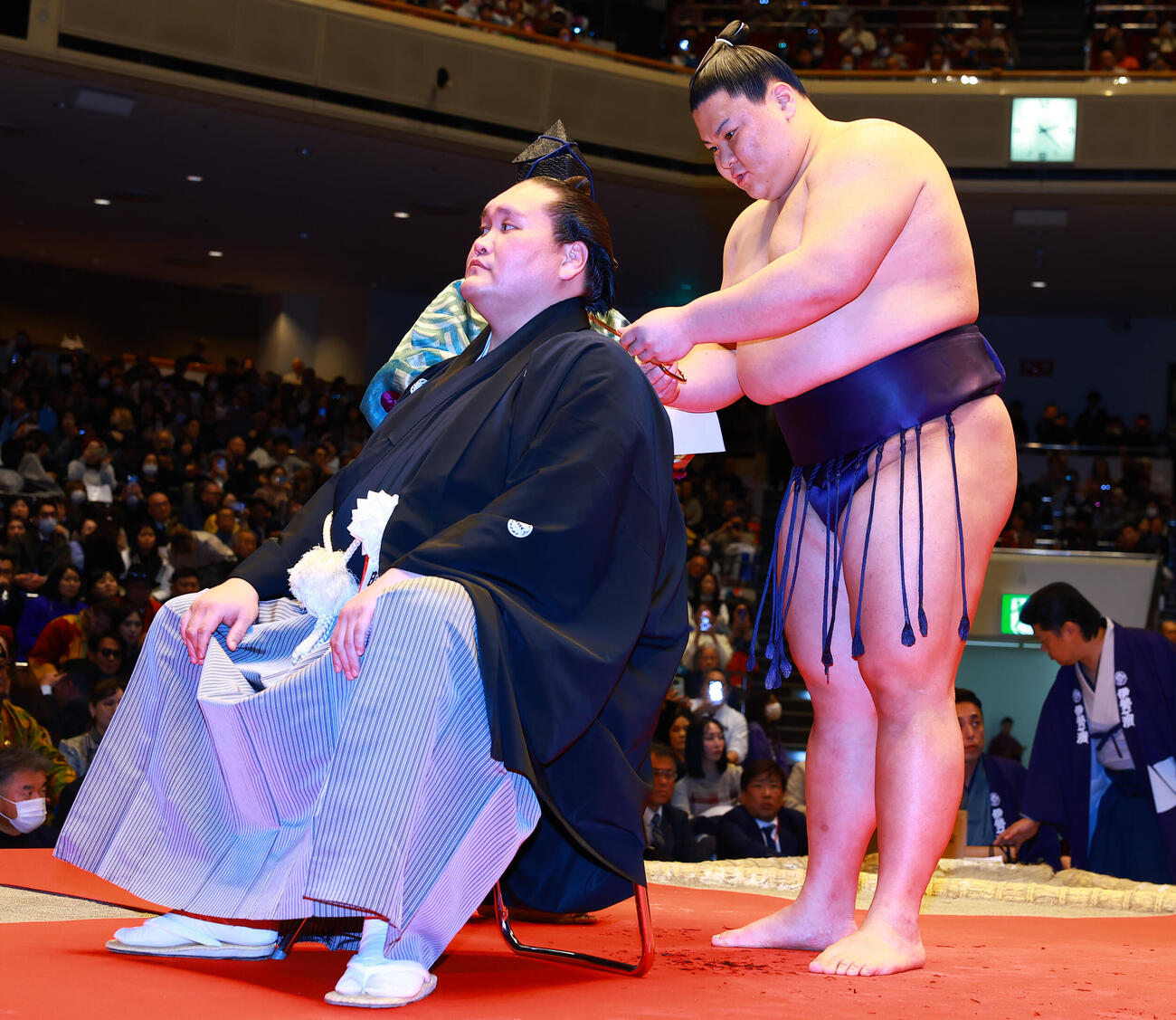 元横綱照ノ富士の伊勢ケ浜親方（左）の断髪式ではさみを入れる義ノ富士（撮影・野上伸悟）