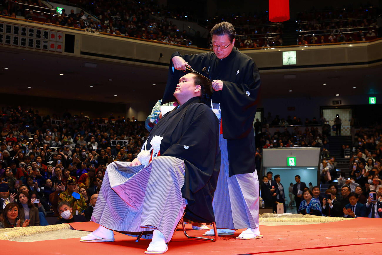 断髪式で、先代伊勢ケ浜親方の宮城野親方（右）に止めばさみを入れられる元照ノ富士の伊勢ケ浜親方（撮影・野上伸悟）