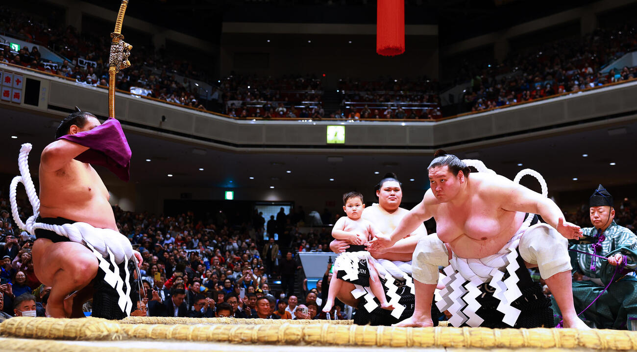 長男テムジン君とともに横綱土俵入りを行う元照ノ富士の伊勢ケ浜親方（右）。左から太刀持ちの豊昇龍、露払いの大の里（撮影・野上伸悟）