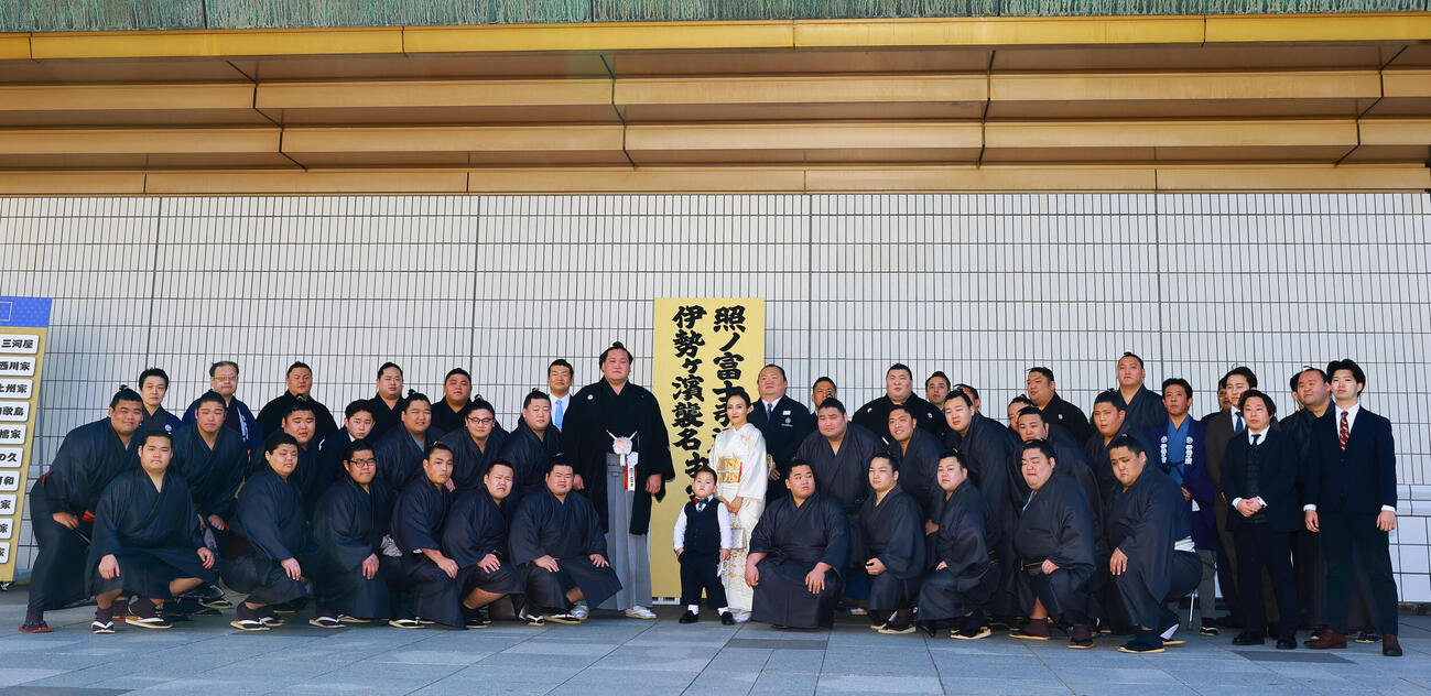照ノ富士引退相撲　引退相撲を前に、同門力士と記念撮影する元照ノ富士の伊勢ケ浜親方（中央左）（撮影・野上伸悟）