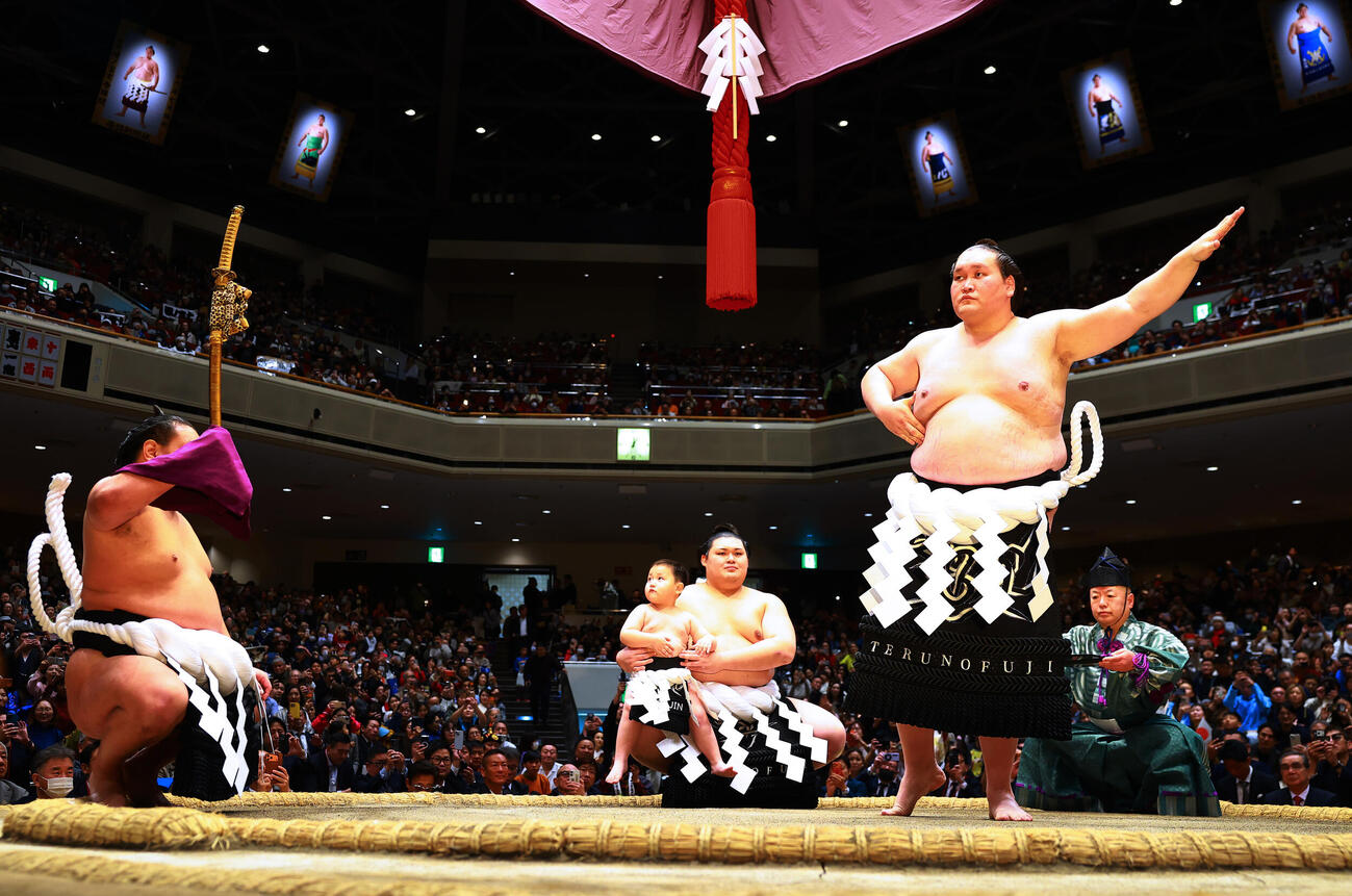 長男テムジン君とともに横綱土俵入りを行う元照ノ富士の伊勢ケ浜親方（右）。左から太刀持ちの豊昇龍、露払いの大の里（撮影・野上伸悟）