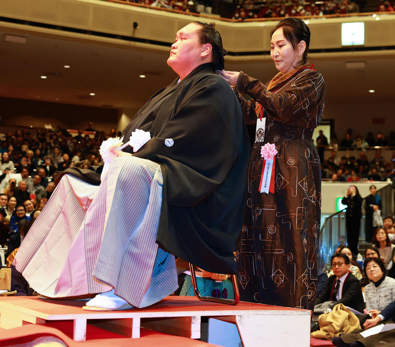 元横綱照ノ富士の伊勢ケ浜親方（左）の断髪式ではさみを入れる母オヨンエルデネさん（撮影・野上伸悟）