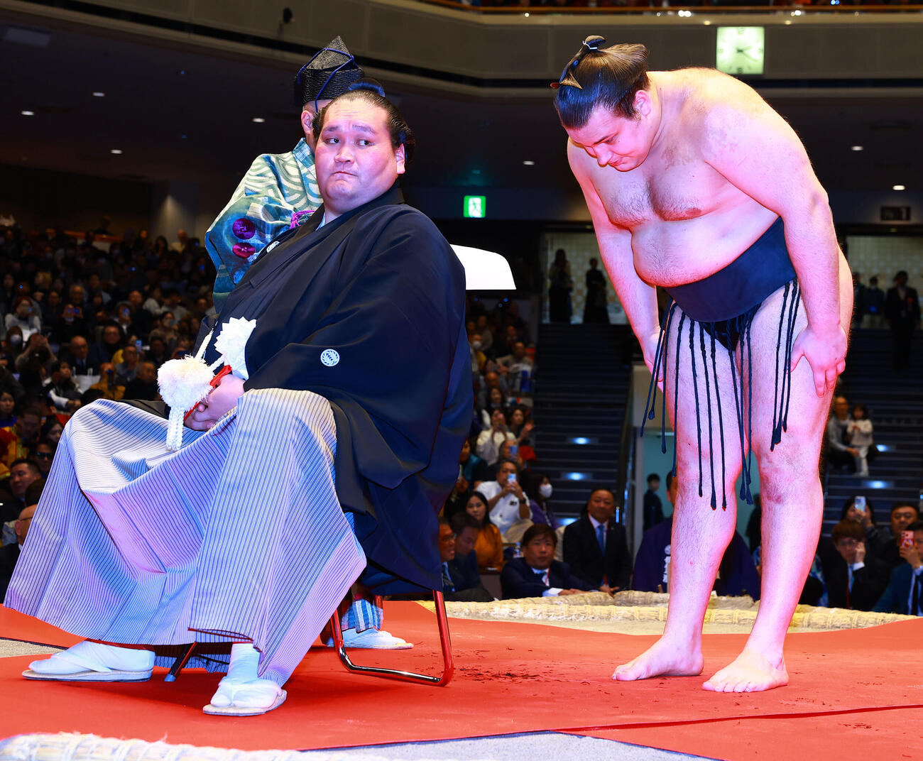 元横綱照ノ富士の伊勢ケ浜親方（左）の断髪式ではさみを入れた安青錦（撮影・野上伸悟）