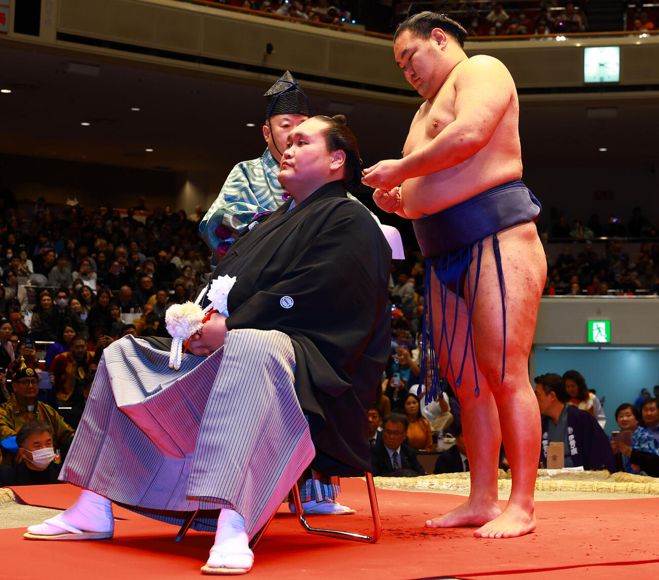 元横綱照ノ富士の伊勢ケ浜親方（左）の断髪式ではさみを入れる豊昇龍（撮影・野上伸悟）