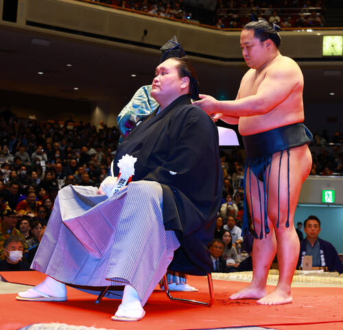 写真特集】元横綱・照ノ富士 最後の土俵入り＆断髪式 大変身に長男は頭
