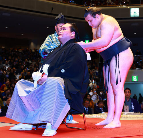 元横綱照ノ富士の伊勢ケ浜親方（左）の断髪式ではさみを入れた安青錦（撮影・野上伸悟）