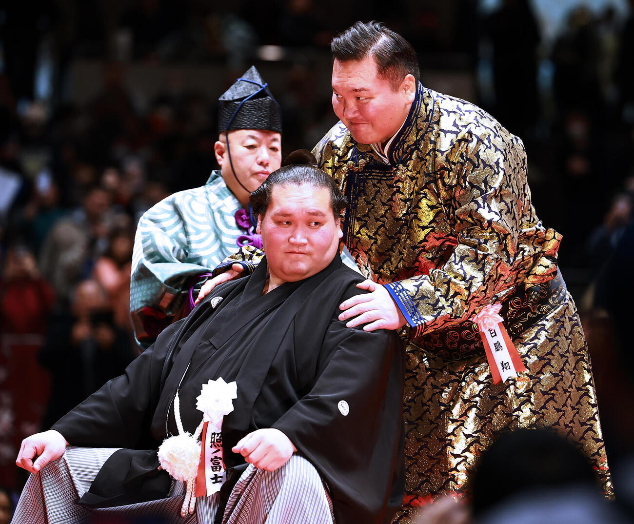 元横綱照ノ富士の伊勢ケ浜親方（左）の断髪式に駆けつけた元横綱の白鵬氏（撮影・野上伸悟）