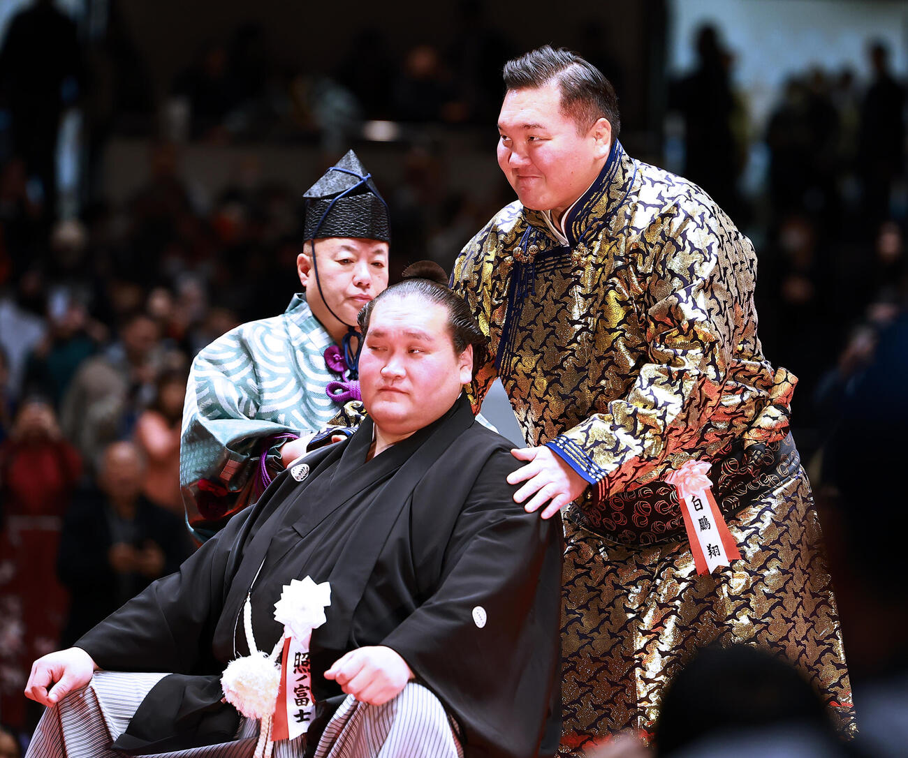 元横綱照ノ富士の伊勢ケ浜親方（左）の断髪式に駆けつけた元横綱の白鵬氏（撮影・野上伸悟）