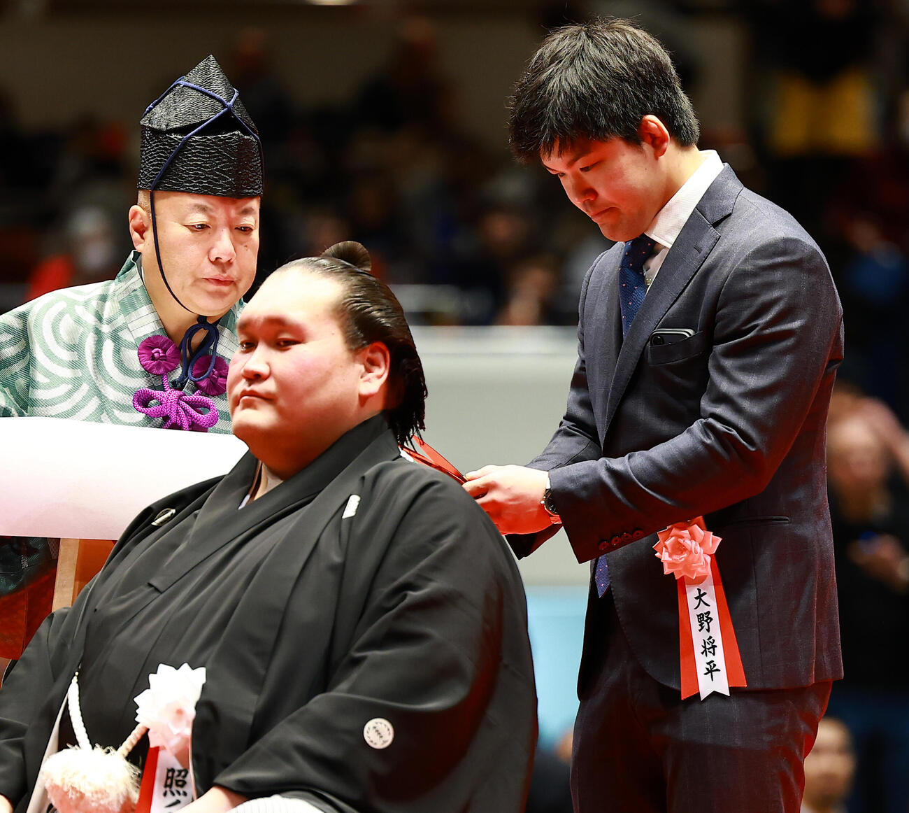 元横綱照ノ富士の伊勢ケ浜親方（左）の断髪式ではさみを入れる大野将平氏（撮影・野上伸悟）