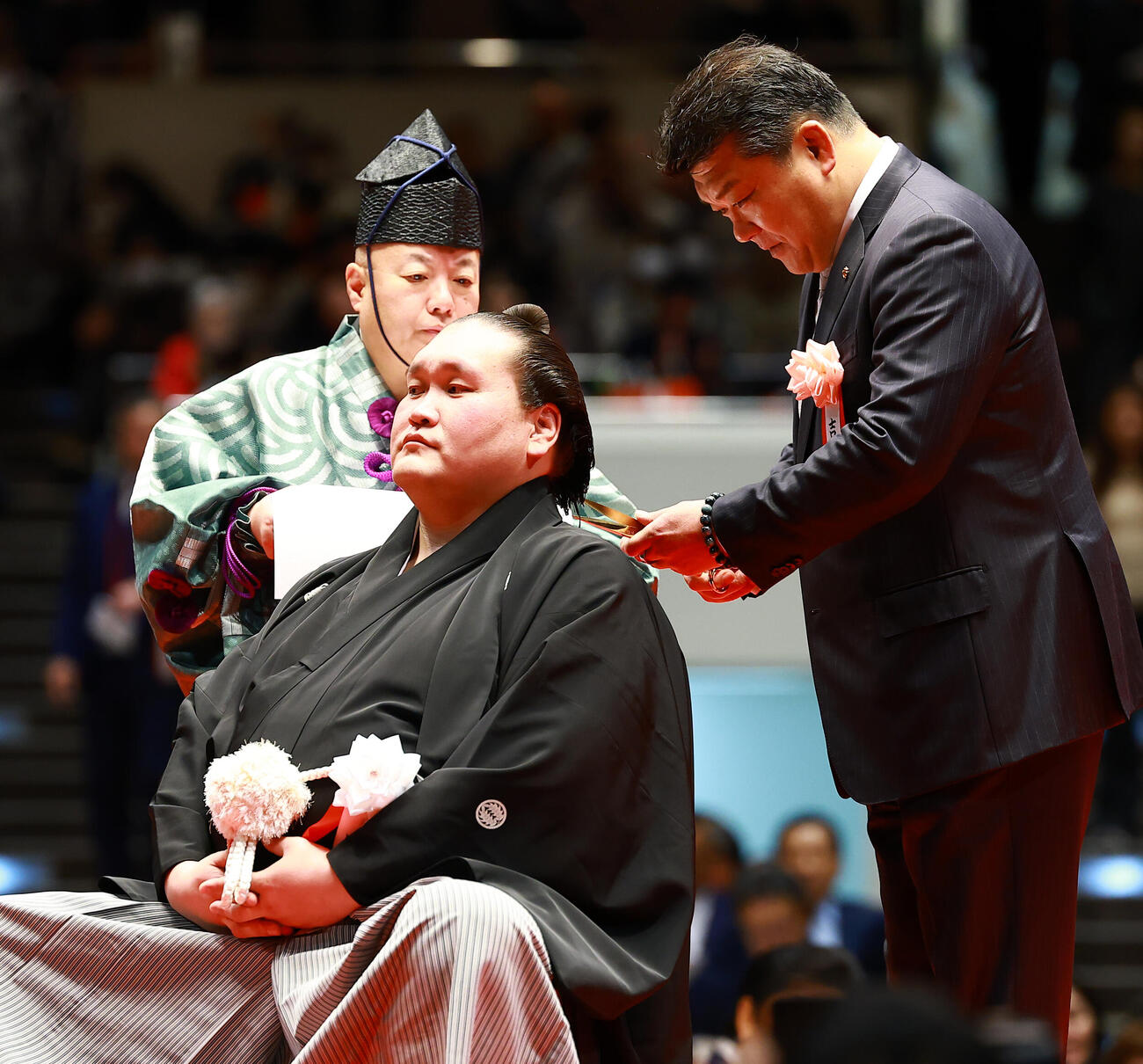 元横綱照ノ富士の伊勢ケ浜親方（左）の断髪式ではさみを入れる吉田秀彦氏（撮影・野上伸悟）