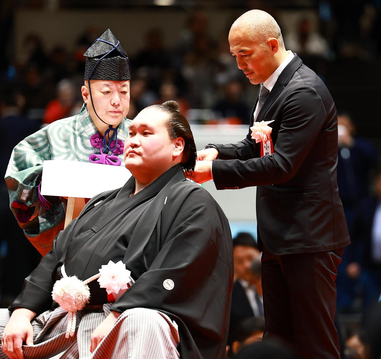 元横綱照ノ富士の伊勢ケ浜親方（左）の断髪式ではさみを入れる小野伸二氏（撮影・野上伸悟）