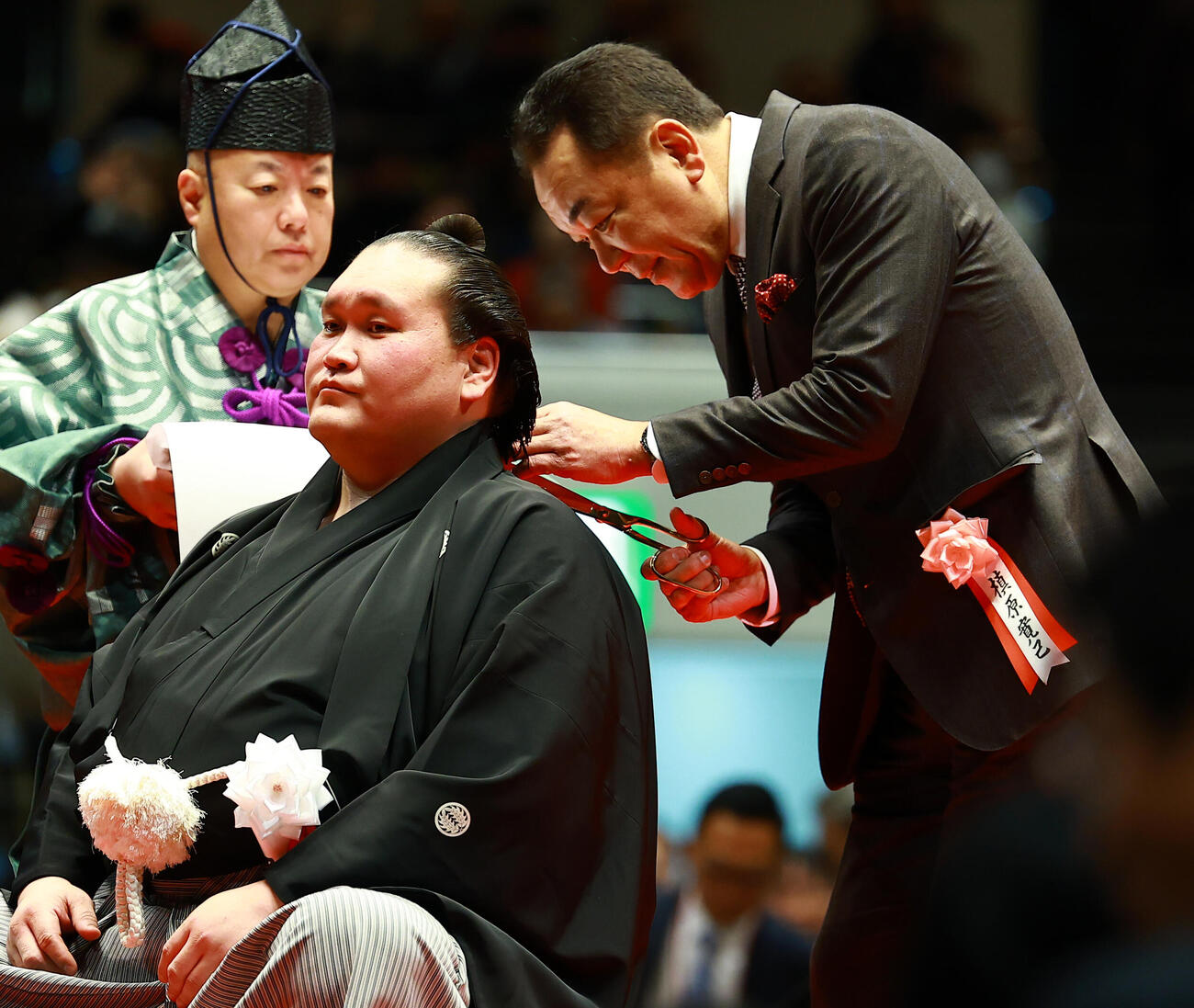 元横綱照ノ富士の伊勢ケ浜親方（左）の断髪式ではさみを入れる槙原寛己氏（撮影・野上伸悟）