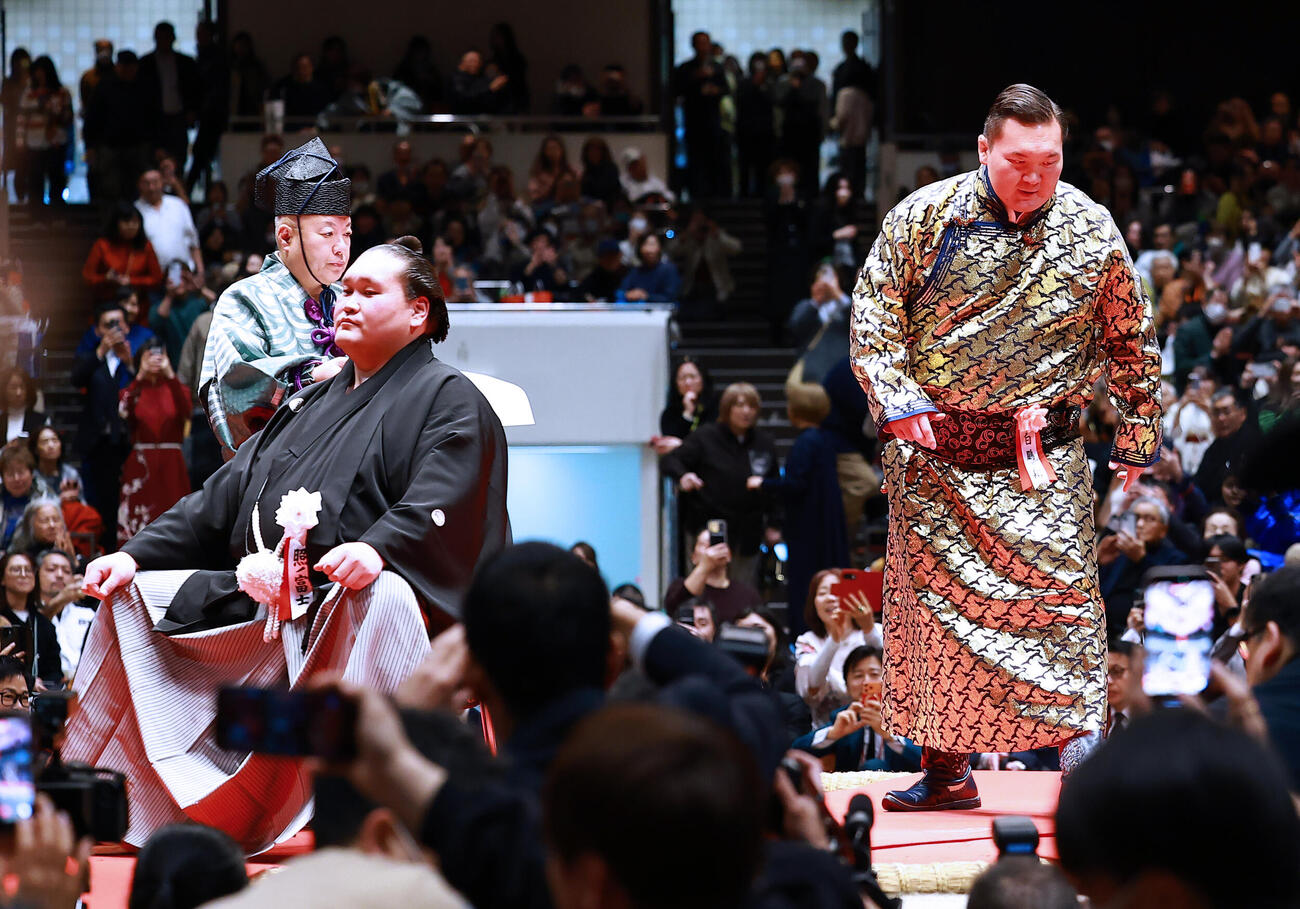 元横綱照ノ富士の伊勢ケ浜親方（左）の断髪式に駆けつけた元横綱の白鵬氏（撮影・野上伸悟）