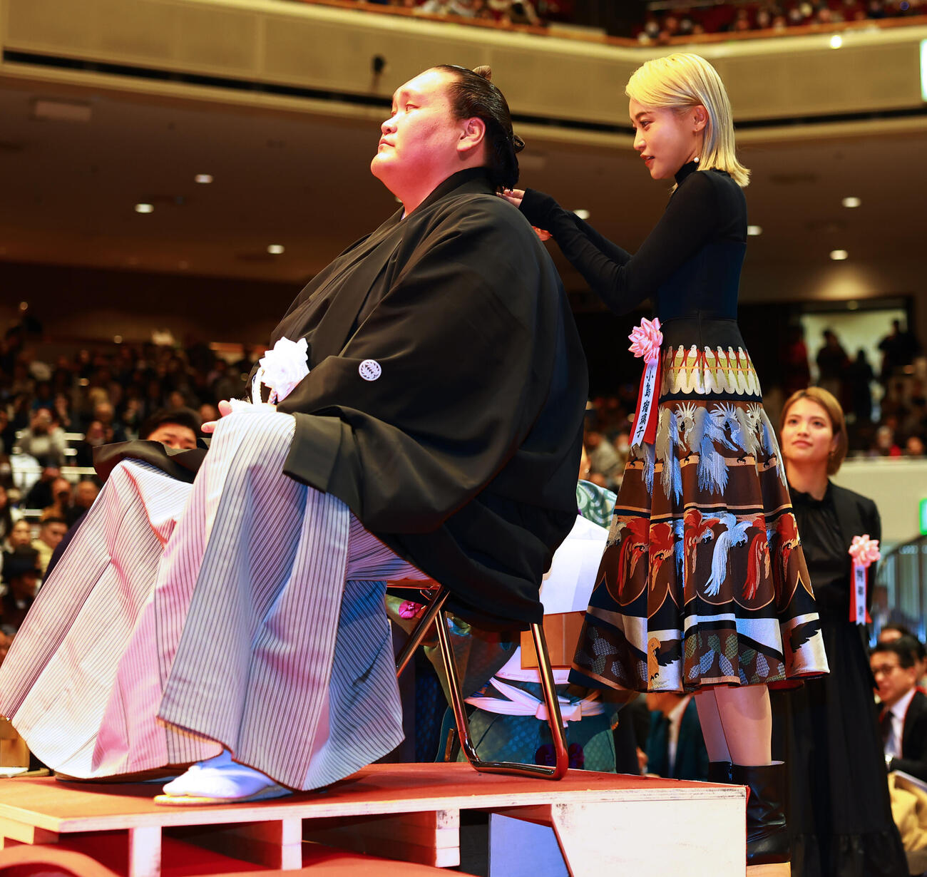 元横綱照ノ富士の伊勢ケ浜親方（左）の断髪式ではさみを入れた小島瑠璃子（撮影・野上伸悟）