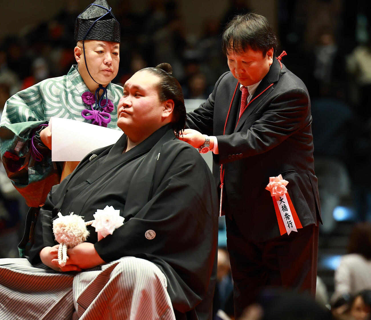 元横綱照ノ富士の伊勢ケ浜親方（左）の断髪式ではさみを入れる大橋ジムの大橋秀行会長（撮影・野上伸悟）