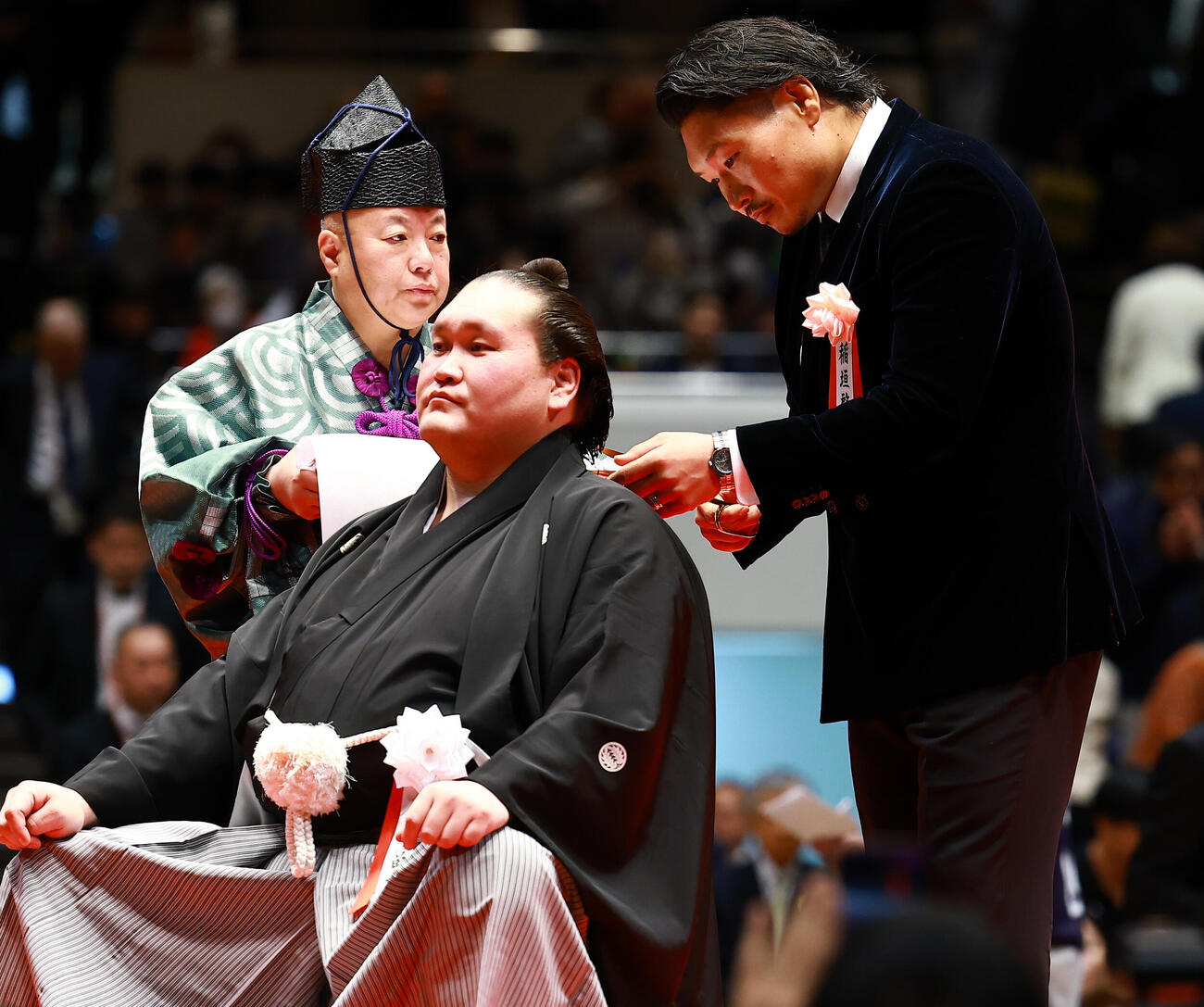 元横綱照ノ富士の伊勢ケ浜親方（左）の断髪式ではさみを入れる稲垣啓太（撮影・野上伸悟）