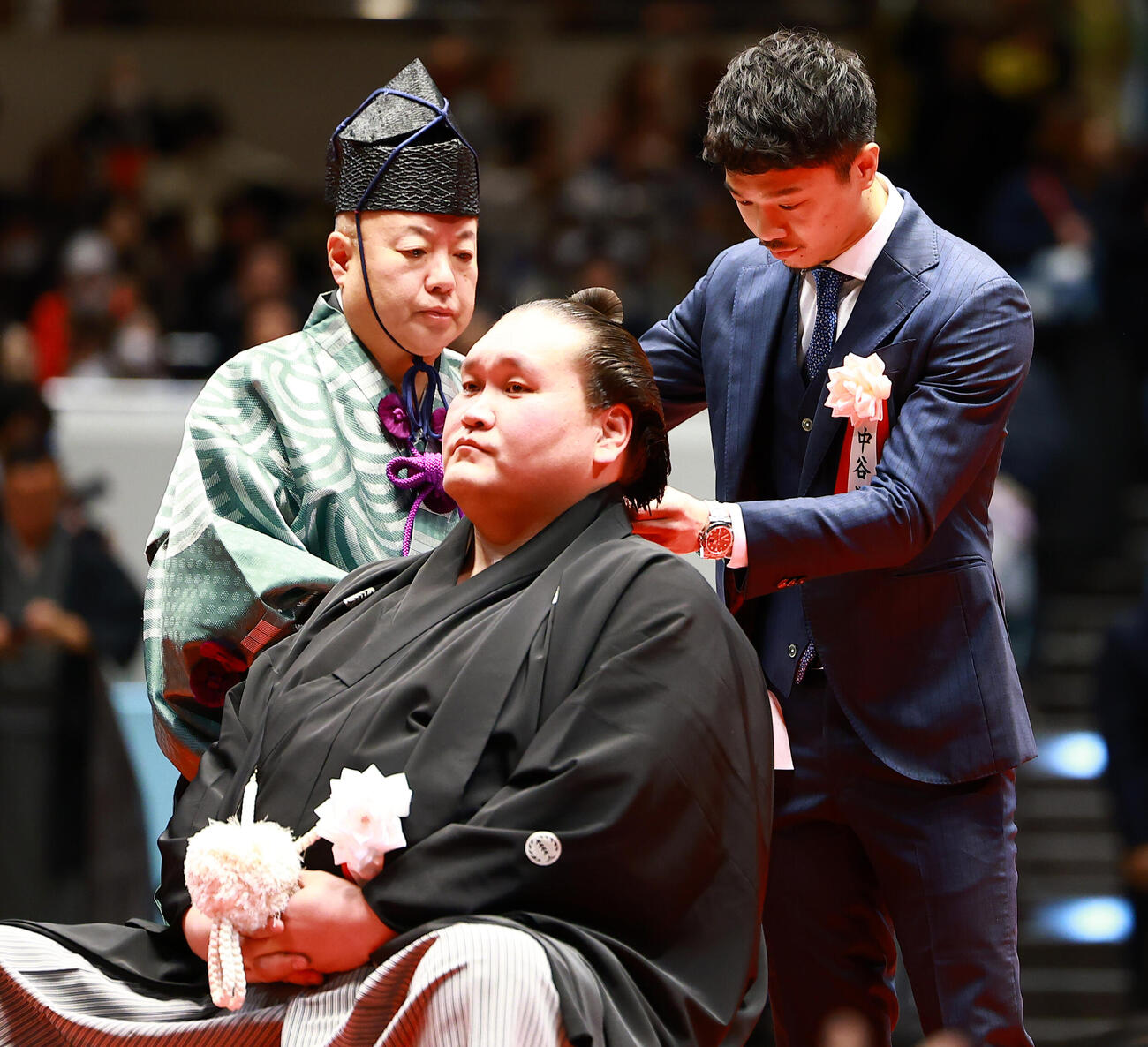 元横綱照ノ富士の伊勢ケ浜親方（左）の断髪式ではさみを入れる中谷潤人（撮影・野上伸悟）