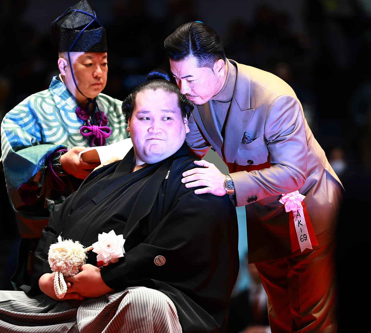 元横綱照ノ富士の伊勢ケ浜親方（左）の断髪式ではさみを入れたAK69（撮影・野上伸悟）