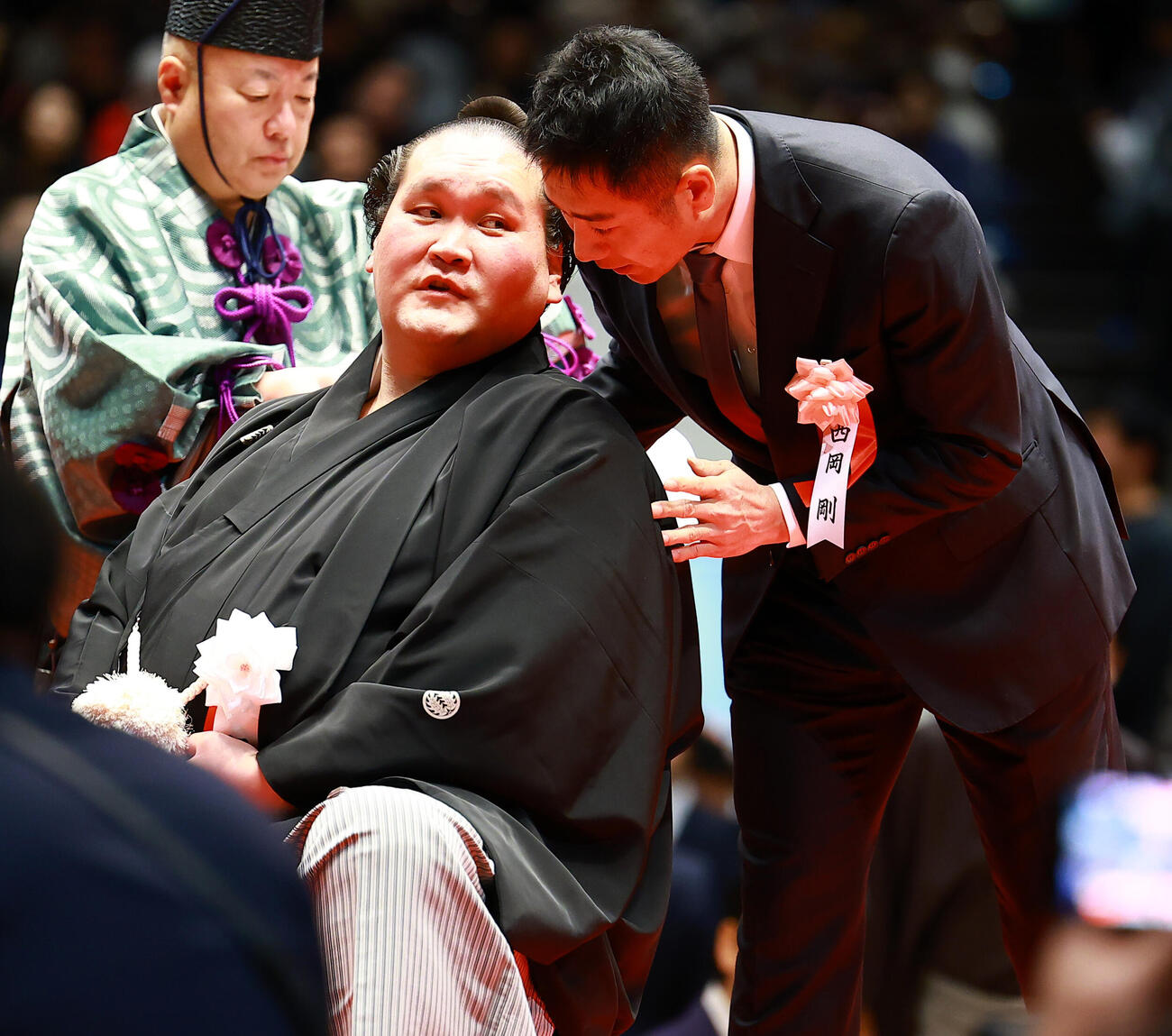 元横綱照ノ富士の伊勢ケ浜親方（左）の断髪式ではさみを入れたロッテ西岡剛コーチ（撮影・野上伸悟）