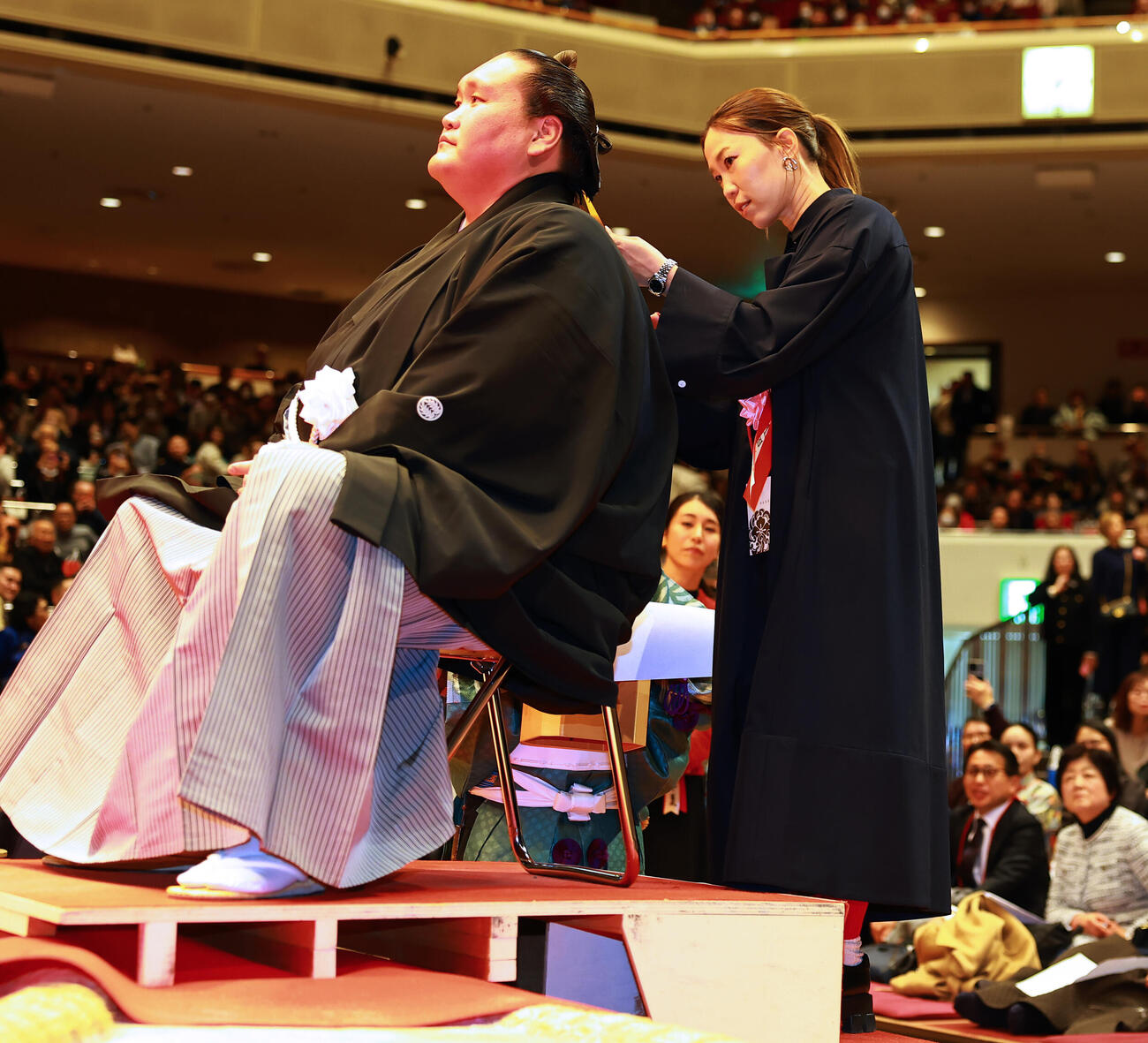 元横綱照ノ富士の伊勢ケ浜親方（左）の断髪式ではさみを入れた上田桃子（撮影・野上伸悟）