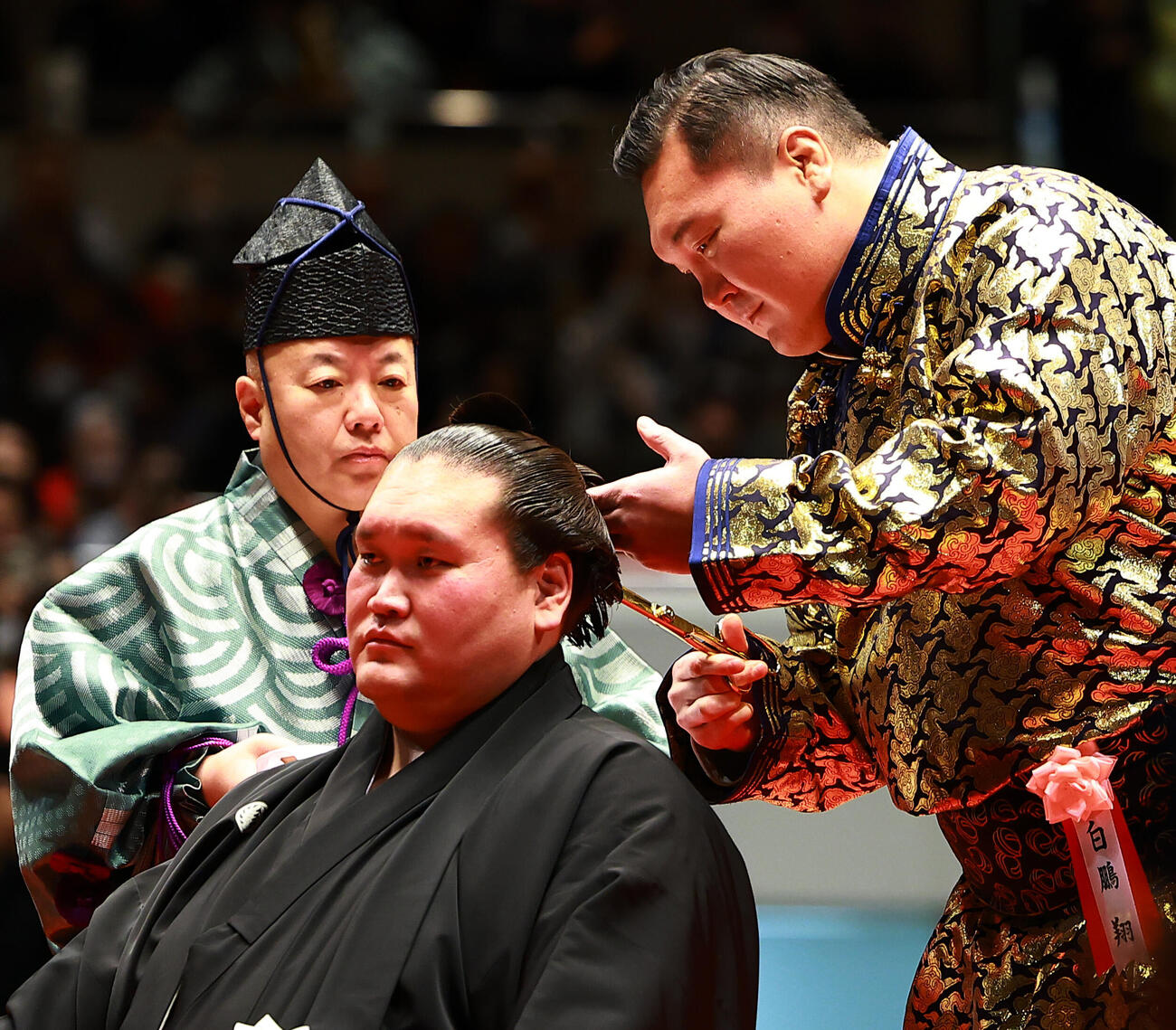 元照ノ富士の伊勢ケ浜親方（左）の断髪式で、はさみを入れる元横綱の白鵬氏（撮影・野上伸悟）