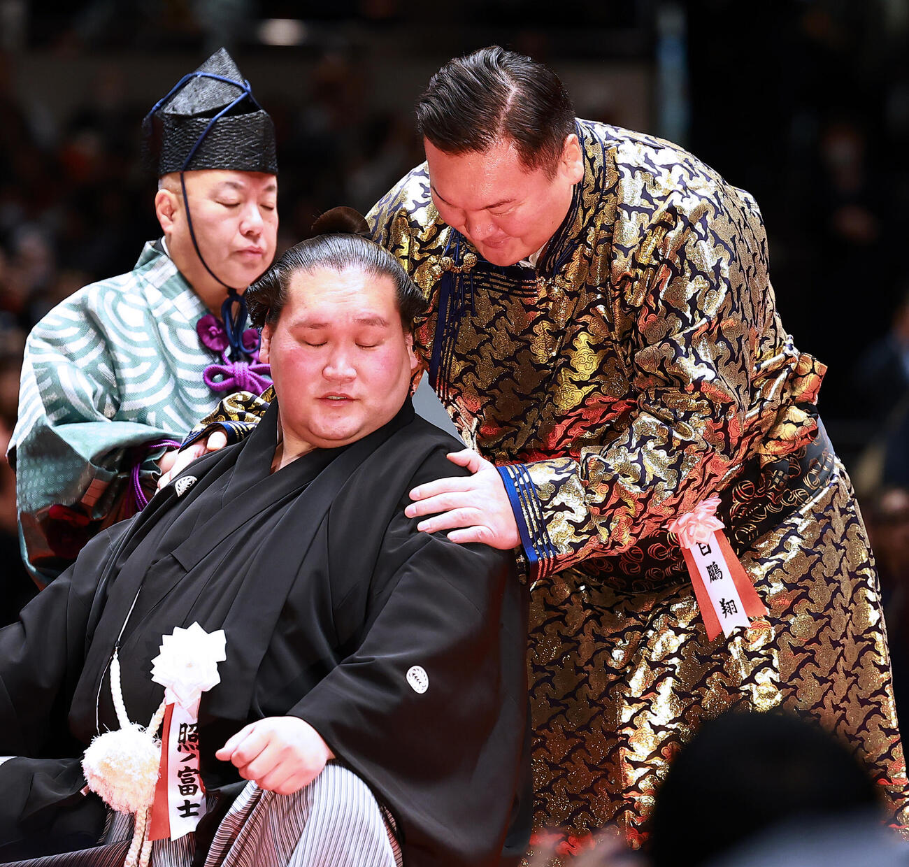 元横綱照ノ富士の伊勢ケ浜親方（左）の断髪式に駆けつけた元横綱の白鵬氏（撮影・野上伸悟）