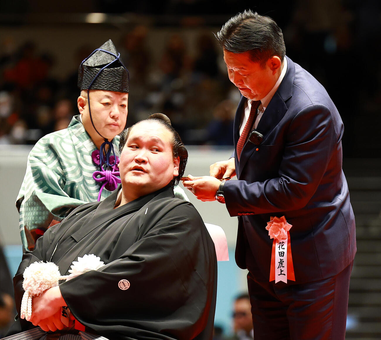 元横綱照ノ富士の伊勢ケ浜親方（左）の断髪式ではさみを入れる花田虎上氏（撮影・野上伸悟）