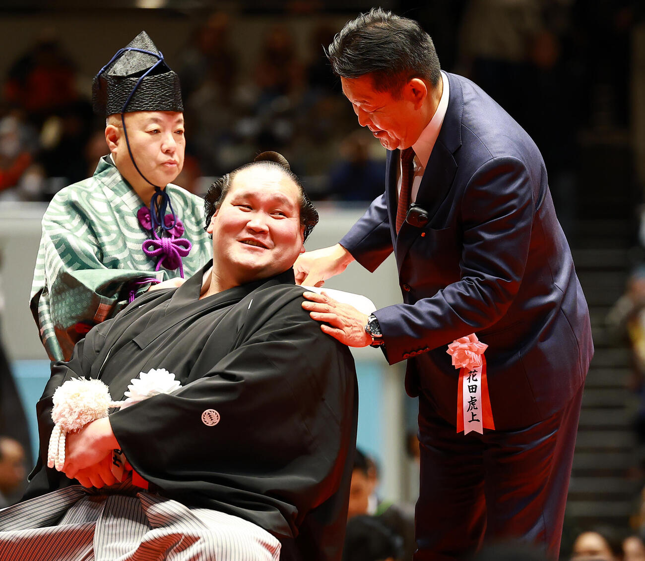 元横綱照ノ富士の伊勢ケ浜親方（左）の断髪式ではさみを入れた花田虎上氏（撮影・野上伸悟）