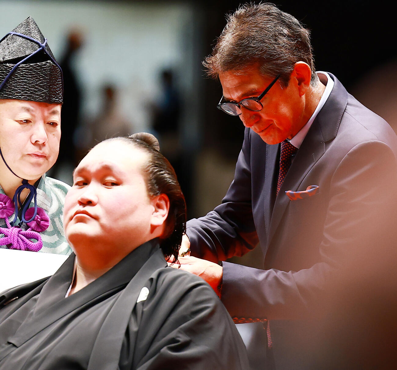 元横綱照ノ富士の伊勢ケ浜親方（左）の断髪式ではさみを入れる鈴木亜久里氏（撮影・野上伸悟）