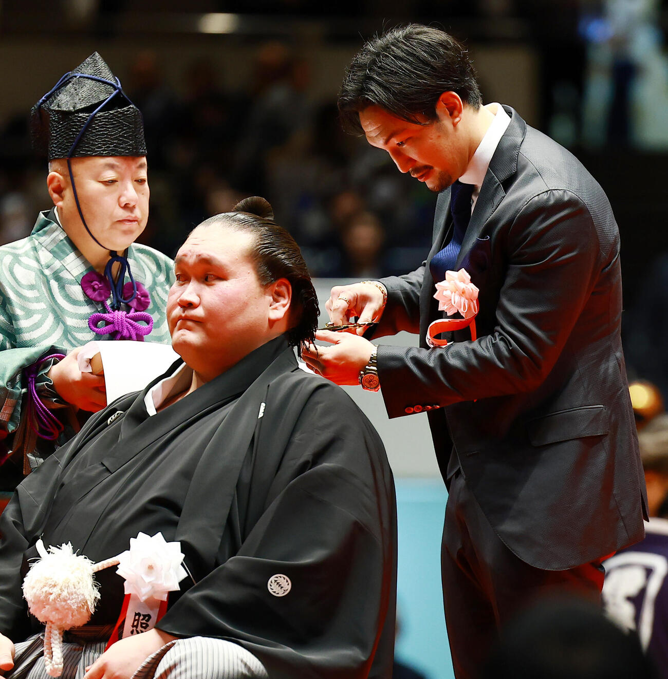 元横綱照ノ富士の伊勢ケ浜親方（左）の断髪式ではさみを入れる松倉信太郎氏（撮影・野上伸悟）