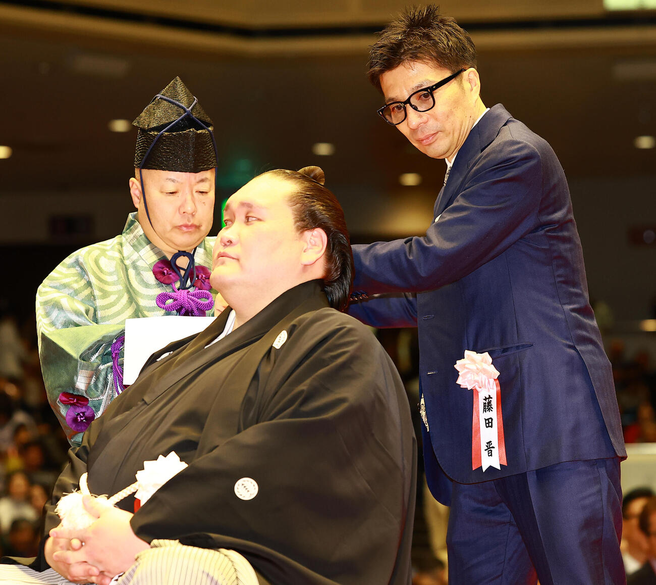 元横綱照ノ富士の伊勢ケ浜親方（左）の断髪式ではさみを入れる藤田晋氏（撮影・野上伸悟）
