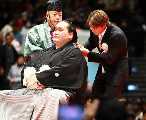 元横綱照ノ富士の伊勢ケ浜親方（左）の断髪式ではさみを入れる阿部一二三（撮影・野上伸悟）