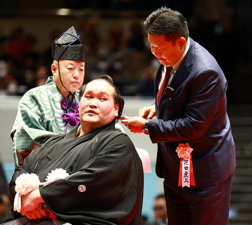 元横綱照ノ富士の伊勢ケ浜親方（左）の断髪式ではさみを入れる花田虎上氏（撮影・野上伸悟）
