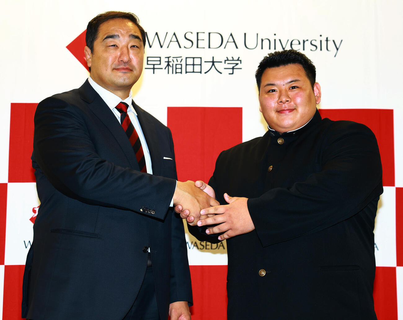 安治川部屋入門が決まり、安治川親方（左）と握手する早大・川副（撮影・野上伸悟）