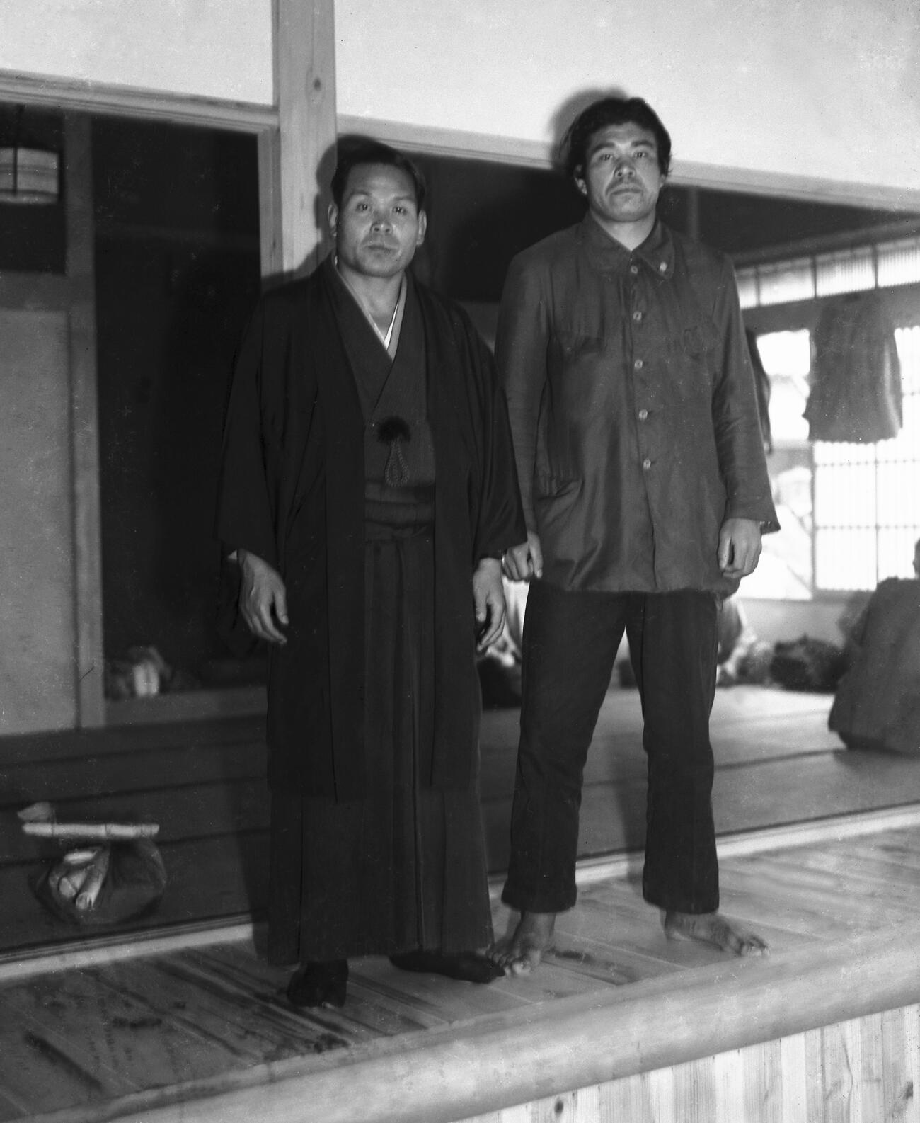 大相撲番付発表　初土俵を踏む吉井山（右）と秀ノ山親方（元関脇笠置山）（1948年5月5日撮影）