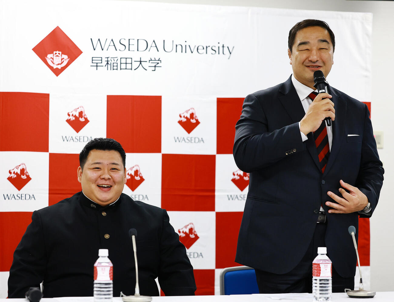 安治川部屋入門が決まり、会見で笑顔をみせる早大・川副（左）と安治川親方（撮影・野上伸悟）