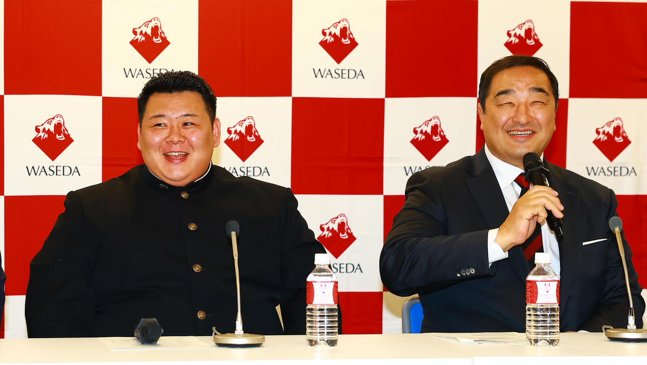安治川部屋入門が決まり、会見で笑顔をみせる早大・川副（左）と安治川親方（撮影・野上伸悟）