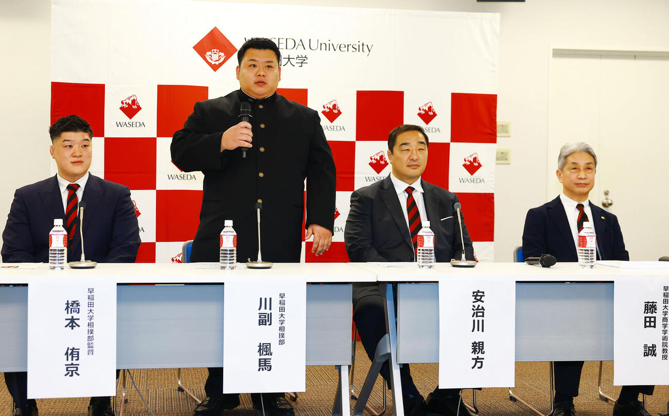 安治川部屋入門が決まり、会見する早大・川副（左から2人目）。左から相撲部の橋本監督、1人おいて安治川親方、藤田スポーツ振興担当理事（撮影・野上伸悟）