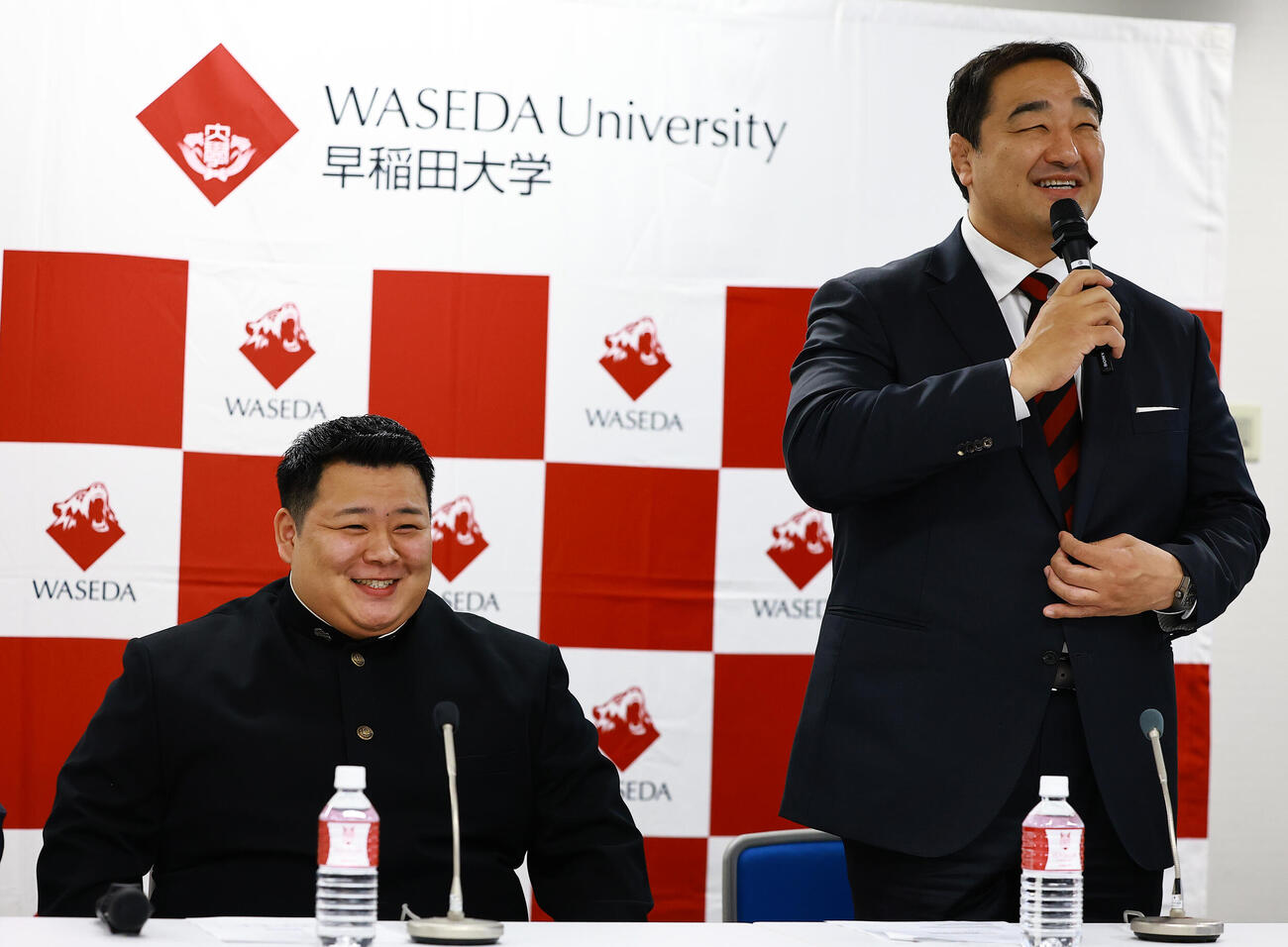 安治川部屋入門が決まり、会見で笑顔をみせる早大・川副（左）と安治川親方（撮影・野上伸悟）