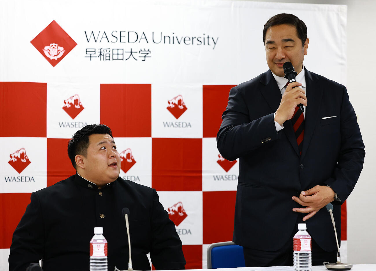 安治川部屋入門が決まり、会見する早大・川副（左）と安治川親方（撮影・野上伸悟）