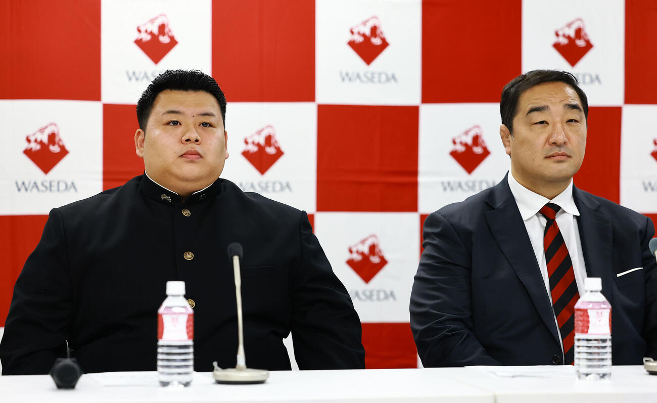 安治川部屋への入門が決まり会見する早大・川副。右は安治川親方（撮影・野上伸悟）