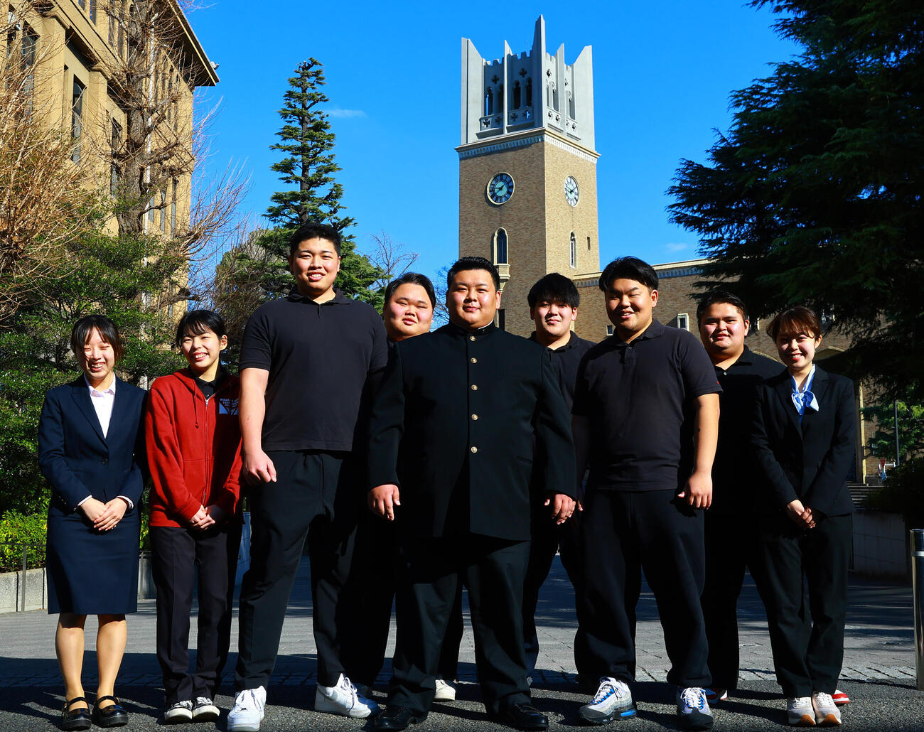 安治川部屋入門が決まり、早大大隈講堂を背に相撲部員たちと記念撮影する早大・川副颯馬（中央）（撮影・野上伸悟）